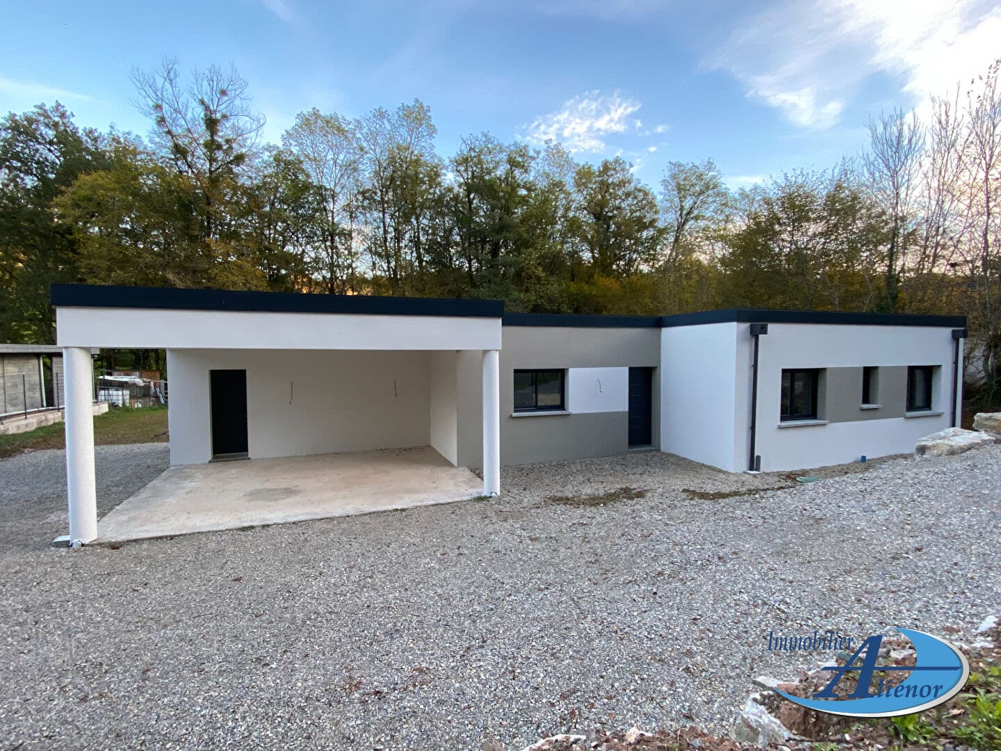 Vue de l'entrée de la maison à vendre à Malemort